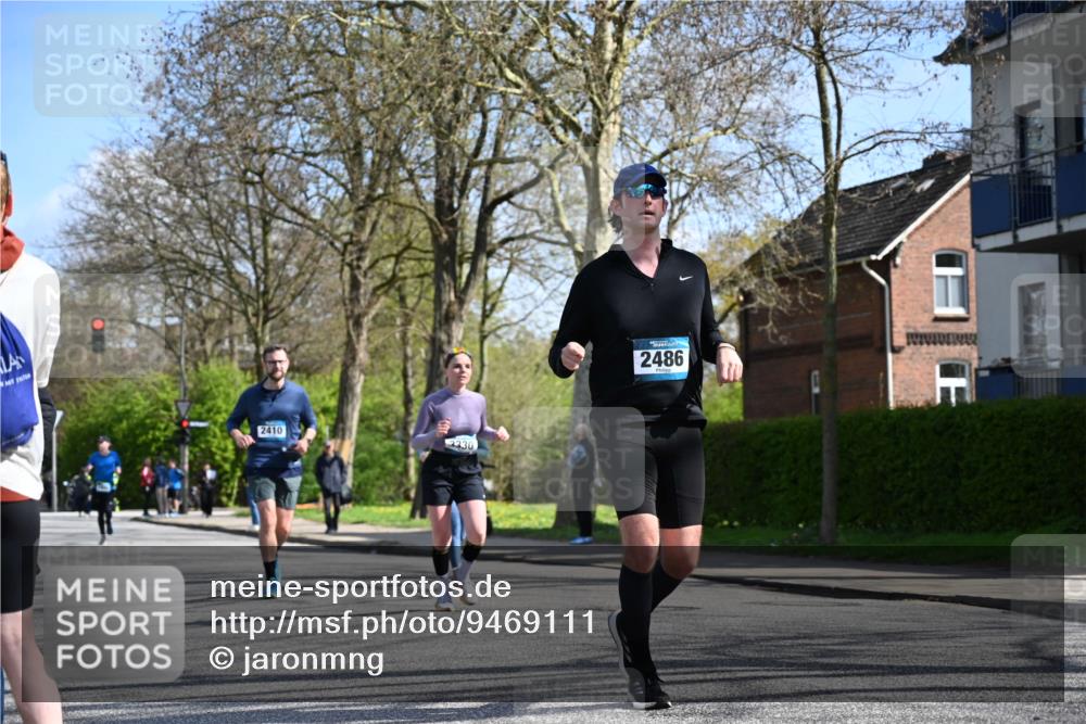 12.04.2026 - 45. Internationalen Wilhelmsburger Insellauf J. Mangold http://msf.ph/oto/9469111 12.04.2026 11:13:47 Ziel 2527, 2526, 2726, 2410, 3330, 2486, 3202, 4548, 2404, 4982 meine-sportfotos.de