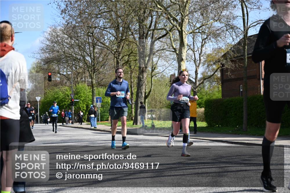12.04.2026 - 45. Internationalen Wilhelmsburger Insellauf J. Mangold http://msf.ph/oto/9469117 12.04.2026 11:13:48 Ziel 2527, 2526, 2726, 2410, 3330, 2486, 3202, 4548, 2404, 2404, 4982 meine-sportfotos.de