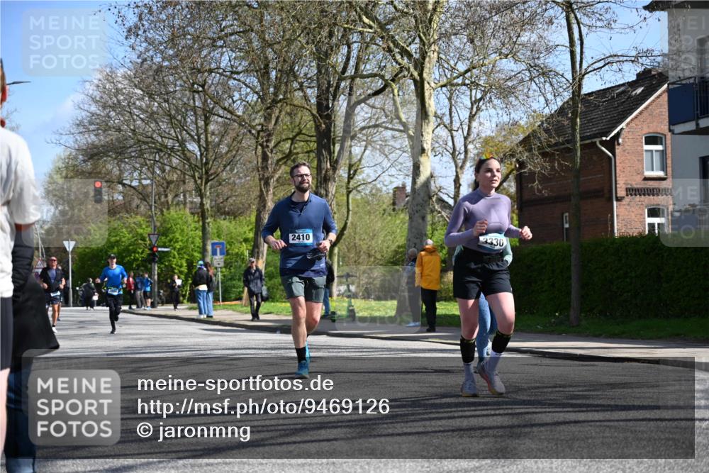 12.04.2026 - 45. Internationalen Wilhelmsburger Insellauf J. Mangold http://msf.ph/oto/9469126 12.04.2026 11:13:48 Ziel 2527, 2526, 2726, 2410, 3330, 2486, 3202, 4548, 2404, 2404, 4982 meine-sportfotos.de
