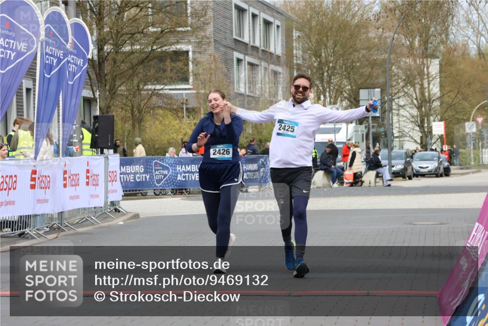 12.04.2026 - 45. Internationalen Wilhelmsburger Insellauf Strokosch-Dieckow http://msf.ph/oto/9469132 12.04.2026 13:43:21 Ziel 2425, 2426 meine-sportfotos.de