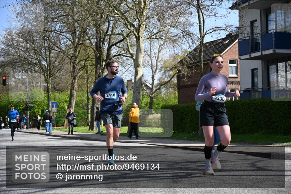 12.04.2026 - 45. Internationalen Wilhelmsburger Insellauf J. Mangold http://msf.ph/oto/9469134 12.04.2026 11:13:49 Ziel 2527, 2526, 2726, 2410, 3330, 2486, 3202, 4548, 2404, 4982 meine-sportfotos.de