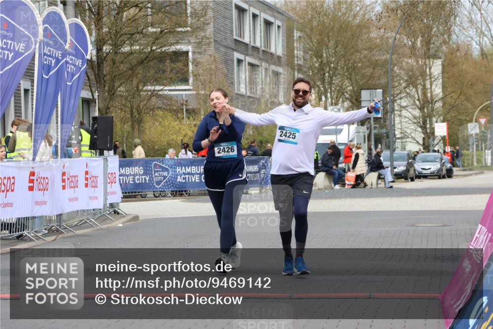 12.04.2026 - 45. Internationalen Wilhelmsburger Insellauf Strokosch-Dieckow http://msf.ph/oto/9469142 12.04.2026 13:43:21 Ziel 2425, 2426 meine-sportfotos.de