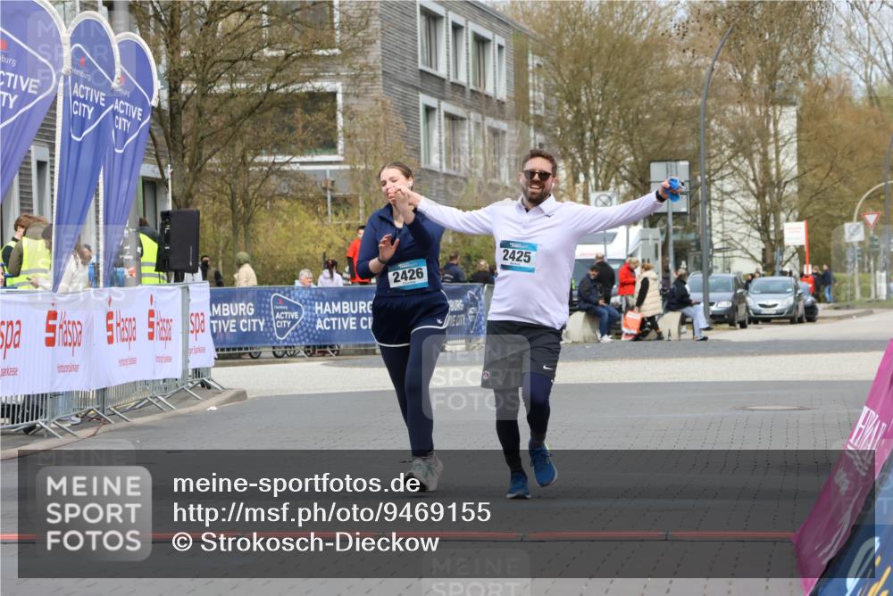 12.04.2026 - 45. Internationalen Wilhelmsburger Insellauf Strokosch-Dieckow http://msf.ph/oto/9469155 12.04.2026 13:43:21 Ziel 2425, 2426 meine-sportfotos.de