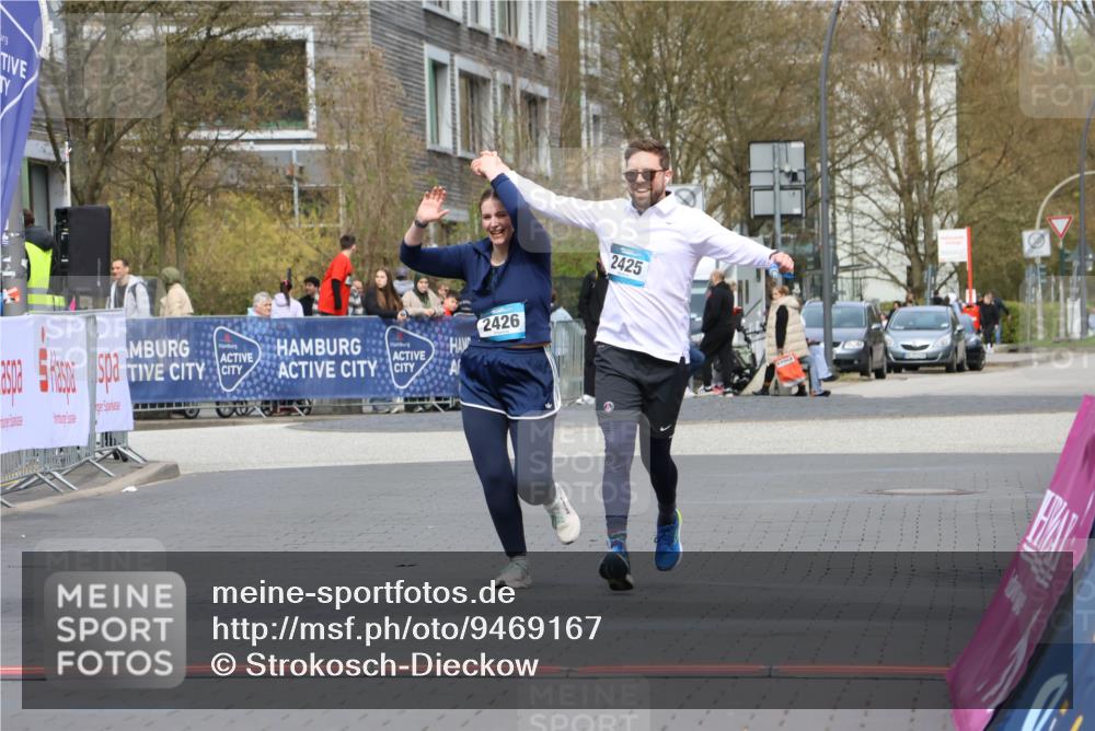 12.04.2026 - 45. Internationalen Wilhelmsburger Insellauf Strokosch-Dieckow http://msf.ph/oto/9469167 12.04.2026 13:43:20 Ziel 2425, 2426 meine-sportfotos.de