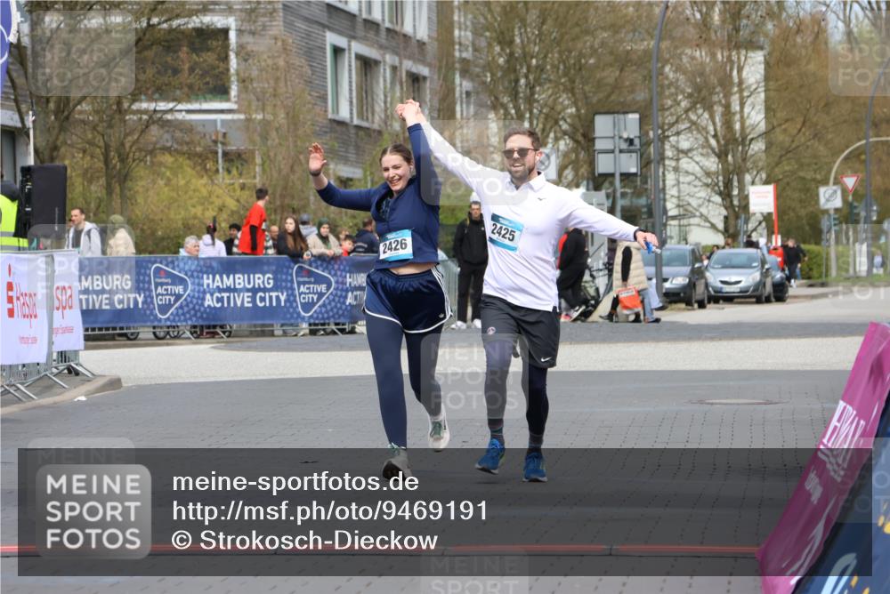 12.04.2026 - 45. Internationalen Wilhelmsburger Insellauf Strokosch-Dieckow http://msf.ph/oto/9469191 12.04.2026 13:43:20 Ziel 2425, 2426 meine-sportfotos.de