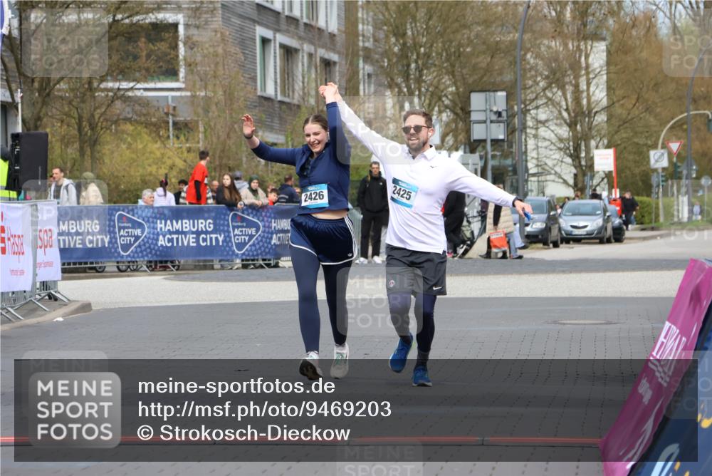 12.04.2026 - 45. Internationalen Wilhelmsburger Insellauf Strokosch-Dieckow http://msf.ph/oto/9469203 12.04.2026 13:43:20 Ziel 2425, 2426 meine-sportfotos.de