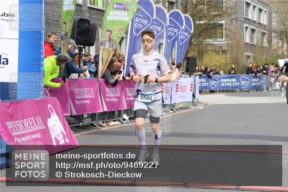 12.04.2026 - 45. Internationalen Wilhelmsburger Insellauf Strokosch-Dieckow http://msf.ph/oto/9469227 12.04.2026 12:49:51 Ziel 5566, 3816, 5335 meine-sportfotos.de