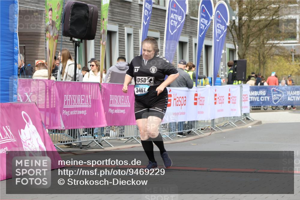 12.04.2026 - 45. Internationalen Wilhelmsburger Insellauf Strokosch-Dieckow http://msf.ph/oto/9469229 12.04.2026 13:42:05 Ziel 3461 meine-sportfotos.de