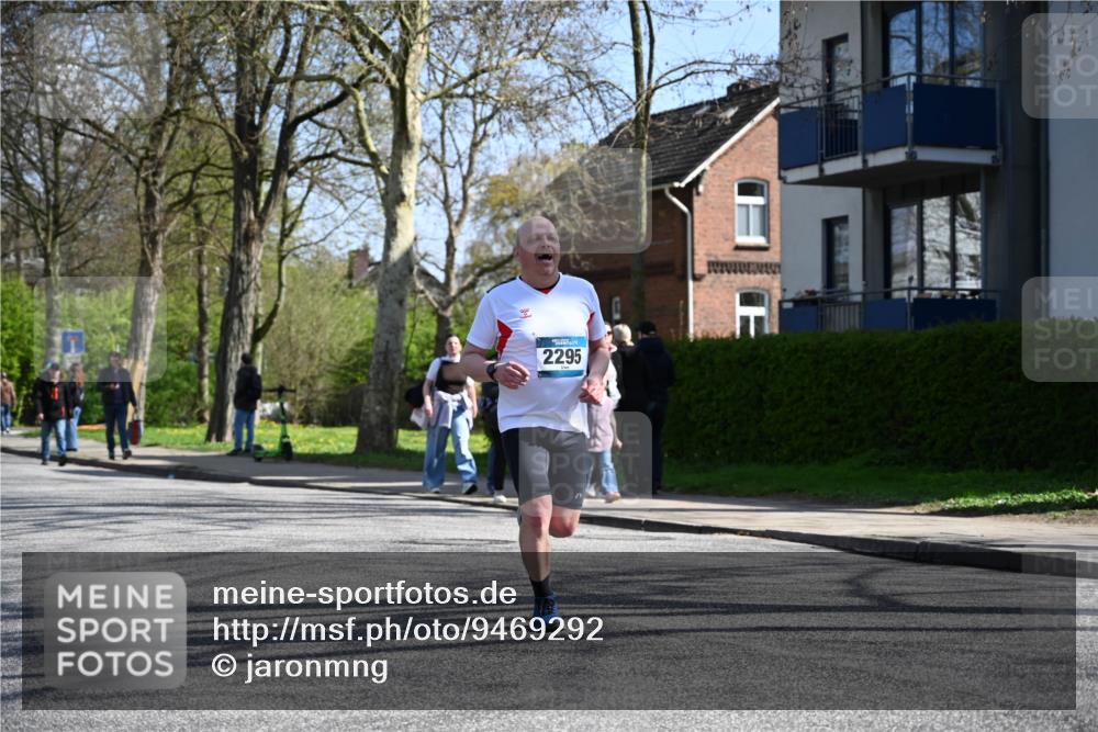 12.04.2026 - 45. Internationalen Wilhelmsburger Insellauf J. Mangold http://msf.ph/oto/9469292 12.04.2026 11:15:36 Ziel 2561, 2343, 2295, 2467, 2468, 2296 meine-sportfotos.de
