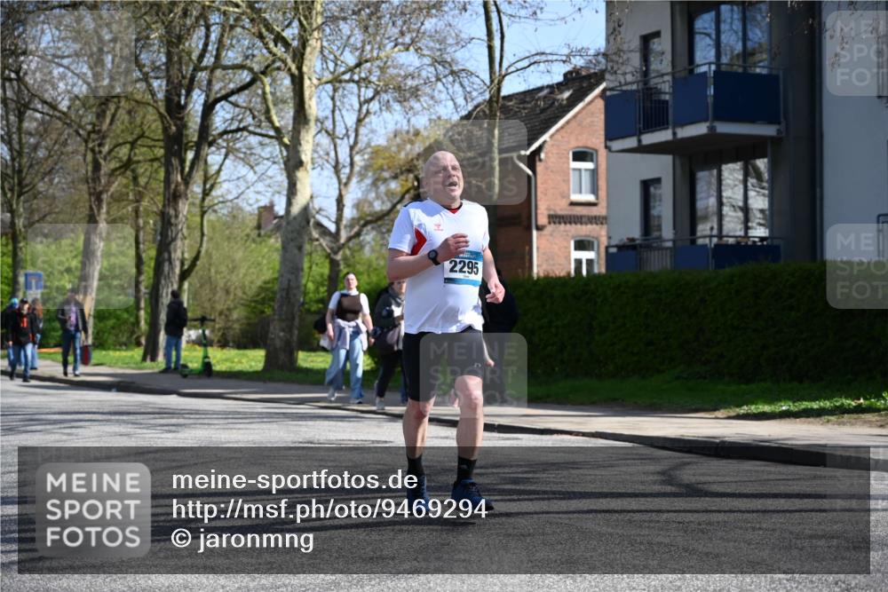 12.04.2026 - 45. Internationalen Wilhelmsburger Insellauf J. Mangold http://msf.ph/oto/9469294 12.04.2026 11:15:36 Ziel 2561, 2343, 2295, 2467, 2468, 2296 meine-sportfotos.de