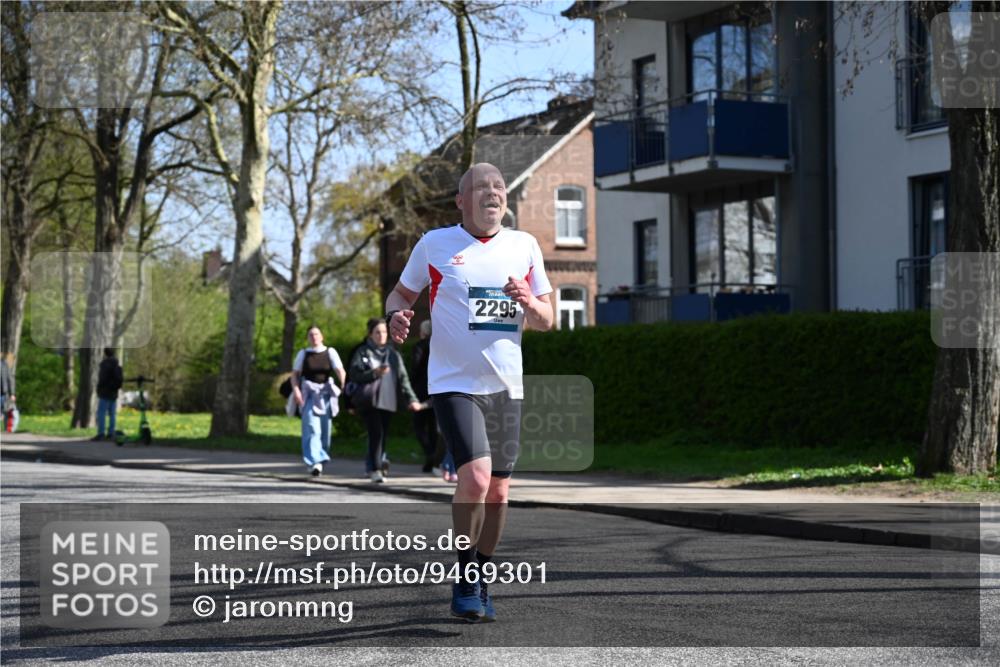 12.04.2026 - 45. Internationalen Wilhelmsburger Insellauf J. Mangold http://msf.ph/oto/9469301 12.04.2026 11:15:37 Ziel 2561, 2343, 2295, 2467, 2468, 2467, 2468, 2296 meine-sportfotos.de