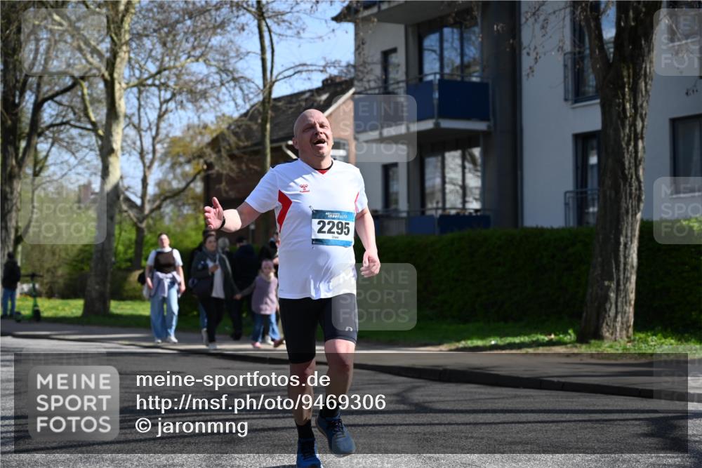 12.04.2026 - 45. Internationalen Wilhelmsburger Insellauf J. Mangold http://msf.ph/oto/9469306 12.04.2026 11:15:37 Ziel 2561, 2343, 2295, 2467, 2468, 2467, 2468, 2296 meine-sportfotos.de