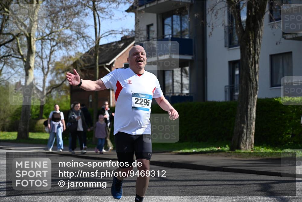 12.04.2026 - 45. Internationalen Wilhelmsburger Insellauf J. Mangold http://msf.ph/oto/9469312 12.04.2026 11:15:37 Ziel 2561, 2343, 2295, 2467, 2468, 2467, 2468, 2296 meine-sportfotos.de
