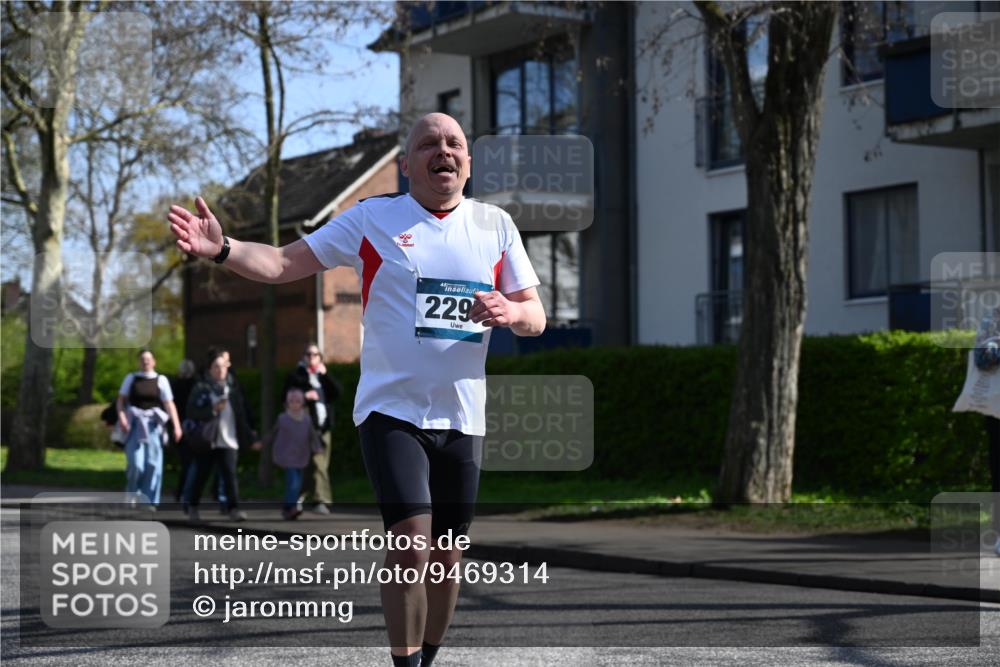 12.04.2026 - 45. Internationalen Wilhelmsburger Insellauf J. Mangold http://msf.ph/oto/9469314 12.04.2026 11:15:37 Ziel 2561, 2343, 2295, 2467, 2468, 2467, 2468, 2296 meine-sportfotos.de