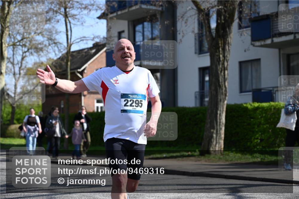 12.04.2026 - 45. Internationalen Wilhelmsburger Insellauf J. Mangold http://msf.ph/oto/9469316 12.04.2026 11:15:37 Ziel 2561, 2343, 2295, 2467, 2468, 2467, 2468, 2296 meine-sportfotos.de