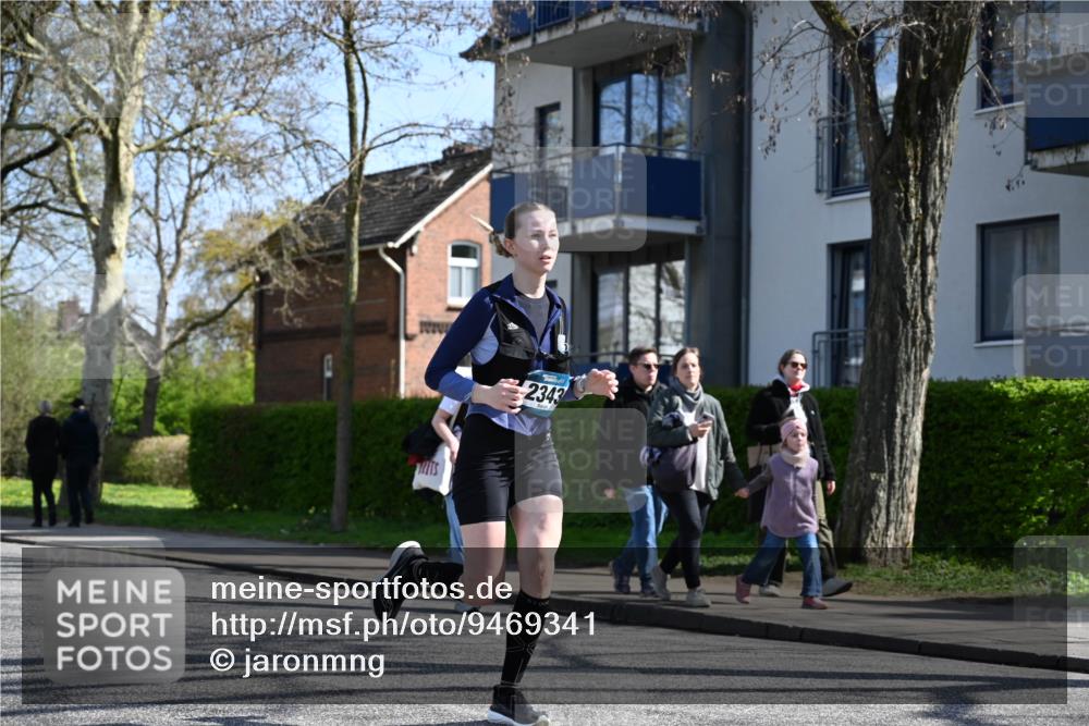12.04.2026 - 45. Internationalen Wilhelmsburger Insellauf J. Mangold http://msf.ph/oto/9469341 12.04.2026 11:15:42 Ziel 2561, 2343, 2295, 2467, 2468, 2296 meine-sportfotos.de