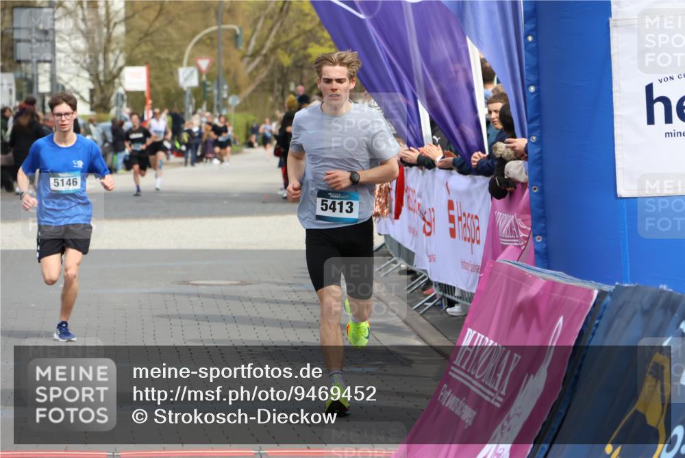 12.04.2026 - 45. Internationalen Wilhelmsburger Insellauf Strokosch-Dieckow http://msf.ph/oto/9469452 12.04.2026 12:50:21 Ziel 5527, 4505, 5146 meine-sportfotos.de