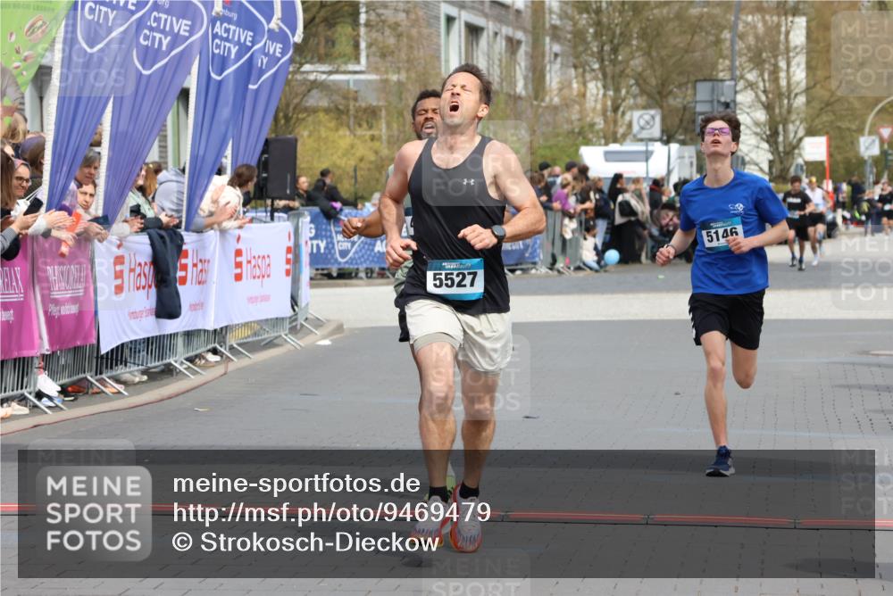 12.04.2026 - 45. Internationalen Wilhelmsburger Insellauf Strokosch-Dieckow http://msf.ph/oto/9469479 12.04.2026 12:50:22 Ziel 5527, 4505, 5146 meine-sportfotos.de