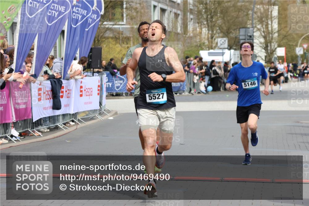 12.04.2026 - 45. Internationalen Wilhelmsburger Insellauf Strokosch-Dieckow http://msf.ph/oto/9469490 12.04.2026 12:50:22 Ziel 5527, 4505, 5146 meine-sportfotos.de