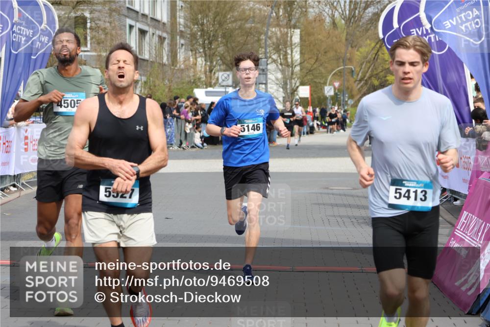 12.04.2026 - 45. Internationalen Wilhelmsburger Insellauf Strokosch-Dieckow http://msf.ph/oto/9469508 12.04.2026 12:50:23 Ziel 5527, 4505, 5146 meine-sportfotos.de