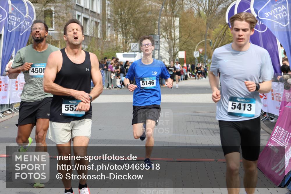 12.04.2026 - 45. Internationalen Wilhelmsburger Insellauf Strokosch-Dieckow http://msf.ph/oto/9469518 12.04.2026 12:50:24 Ziel 5527, 4505, 5146 meine-sportfotos.de