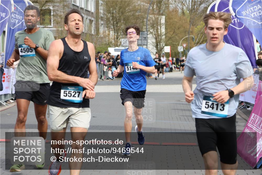 12.04.2026 - 45. Internationalen Wilhelmsburger Insellauf Strokosch-Dieckow http://msf.ph/oto/9469544 12.04.2026 12:50:24 Ziel 5527, 4505, 5146 meine-sportfotos.de