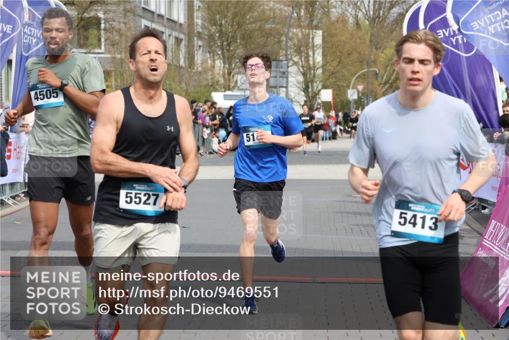 12.04.2026 - 45. Internationalen Wilhelmsburger Insellauf Strokosch-Dieckow http://msf.ph/oto/9469551 12.04.2026 12:50:24 Ziel 5527, 4505, 5146 meine-sportfotos.de