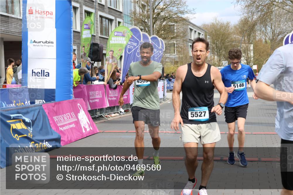 12.04.2026 - 45. Internationalen Wilhelmsburger Insellauf Strokosch-Dieckow http://msf.ph/oto/9469560 12.04.2026 12:50:25 Ziel 5527, 4505, 5146 meine-sportfotos.de