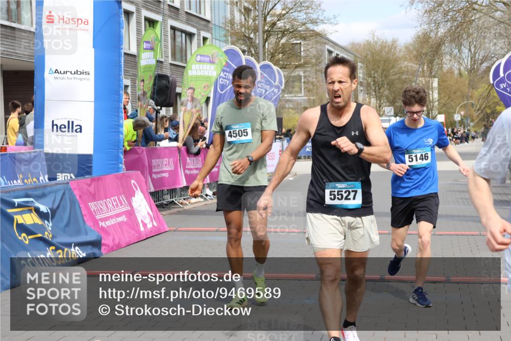 12.04.2026 - 45. Internationalen Wilhelmsburger Insellauf Strokosch-Dieckow http://msf.ph/oto/9469589 12.04.2026 12:50:25 Ziel 5527, 4505, 5146 meine-sportfotos.de