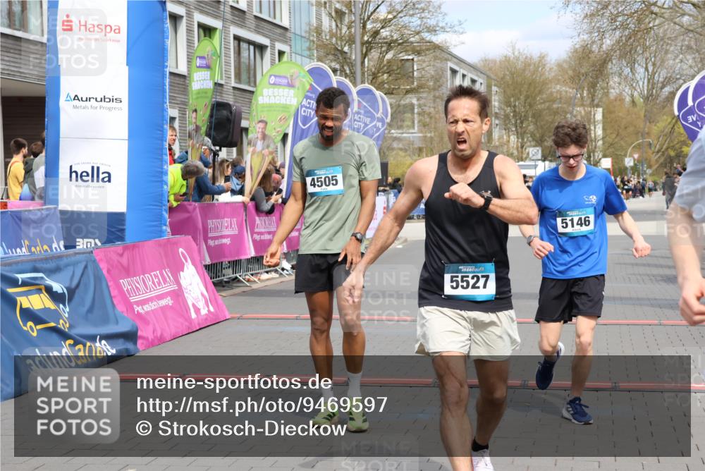 12.04.2026 - 45. Internationalen Wilhelmsburger Insellauf Strokosch-Dieckow http://msf.ph/oto/9469597 12.04.2026 12:50:25 Ziel 5527, 4505, 5146 meine-sportfotos.de