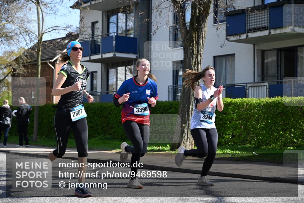 12.04.2026 - 45. Internationalen Wilhelmsburger Insellauf J. Mangold http://msf.ph/oto/9469598 12.04.2026 11:17:45 Ziel 2419, 2420, 2312, 2241, 5309, 3944, 3398, 2807, 4191, 4786, 3435, 2240, 2240, 5700, 4902, 4918 meine-sportfotos.de