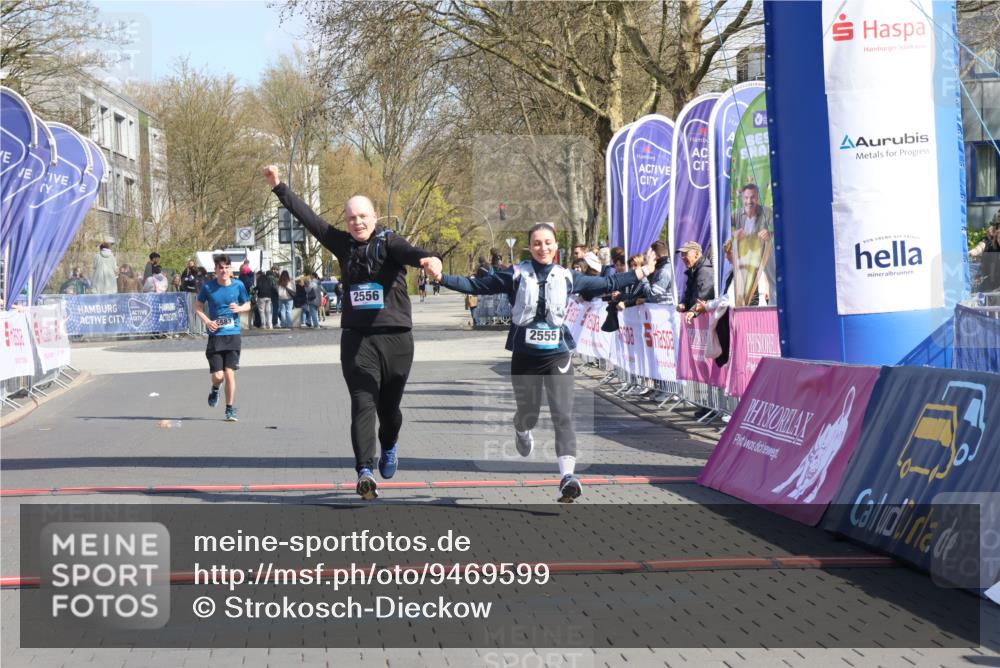 12.04.2026 - 45. Internationalen Wilhelmsburger Insellauf Strokosch-Dieckow http://msf.ph/oto/9469599 12.04.2026 11:23:56 Ziel 2556, 2555, 5583 meine-sportfotos.de