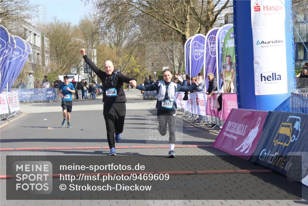 12.04.2026 - 45. Internationalen Wilhelmsburger Insellauf Strokosch-Dieckow http://msf.ph/oto/9469609 12.04.2026 11:23:56 Ziel 2556, 2555, 5583 meine-sportfotos.de