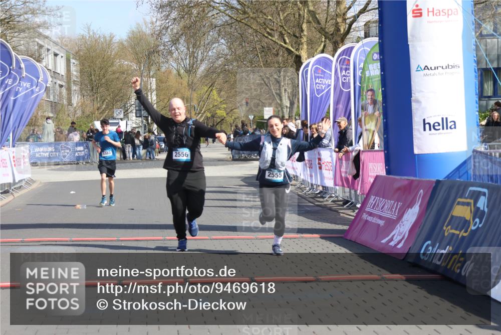 12.04.2026 - 45. Internationalen Wilhelmsburger Insellauf Strokosch-Dieckow http://msf.ph/oto/9469618 12.04.2026 11:23:56 Ziel 2556, 2555, 5583 meine-sportfotos.de