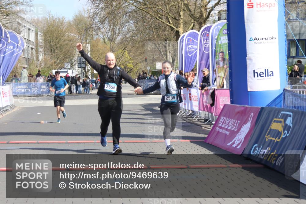 12.04.2026 - 45. Internationalen Wilhelmsburger Insellauf Strokosch-Dieckow http://msf.ph/oto/9469639 12.04.2026 11:23:56 Ziel 2556, 2555, 5583 meine-sportfotos.de