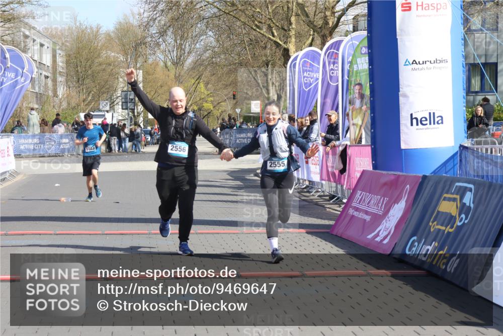 12.04.2026 - 45. Internationalen Wilhelmsburger Insellauf Strokosch-Dieckow http://msf.ph/oto/9469647 12.04.2026 11:23:56 Ziel 2556, 2555, 5583 meine-sportfotos.de
