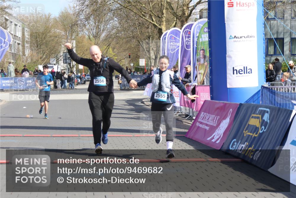 12.04.2026 - 45. Internationalen Wilhelmsburger Insellauf Strokosch-Dieckow http://msf.ph/oto/9469682 12.04.2026 11:23:56 Ziel 2556, 2555, 5583 meine-sportfotos.de