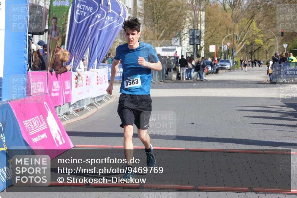 12.04.2026 - 45. Internationalen Wilhelmsburger Insellauf Strokosch-Dieckow http://msf.ph/oto/9469769 12.04.2026 11:24:01 Ziel 2555, 5583 meine-sportfotos.de