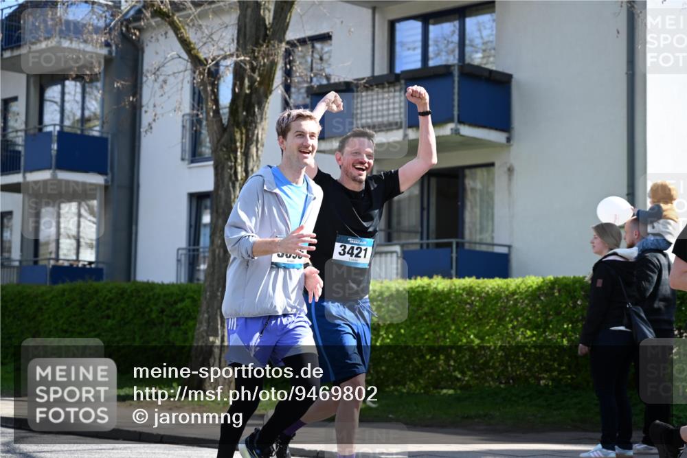 12.04.2026 - 45. Internationalen Wilhelmsburger Insellauf J. Mangold http://msf.ph/oto/9469802 12.04.2026 11:18:40 Ziel 2385, 3633, 3096, 3421, 2322, 4148, 4147, 3104, 4151, 2960, 2471 meine-sportfotos.de