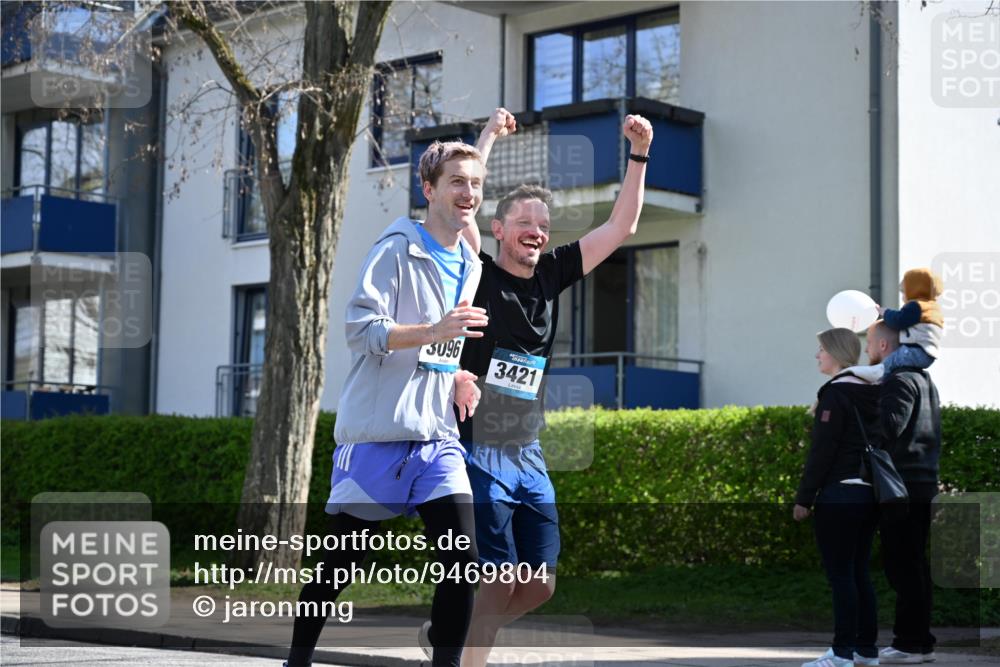 12.04.2026 - 45. Internationalen Wilhelmsburger Insellauf J. Mangold http://msf.ph/oto/9469804 12.04.2026 11:18:40 Ziel 2385, 3633, 3096, 3421, 2322, 4148, 4147, 3104, 4151, 2960, 2471 meine-sportfotos.de