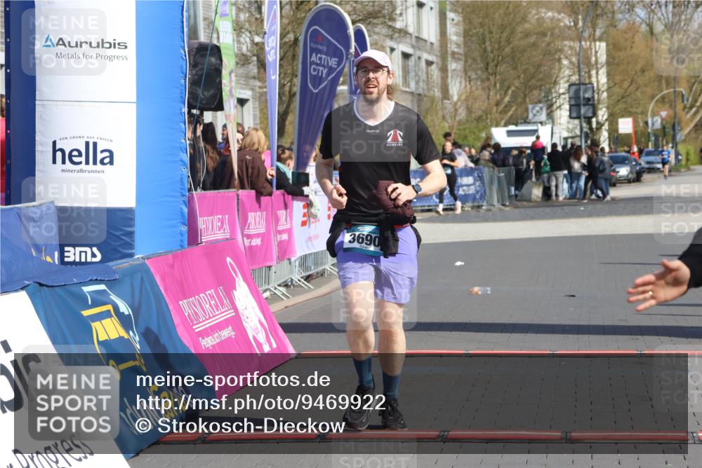12.04.2026 - 45. Internationalen Wilhelmsburger Insellauf Strokosch-Dieckow http://msf.ph/oto/9469922 12.04.2026 11:24:49 Ziel 4450, 3719, 3690 meine-sportfotos.de