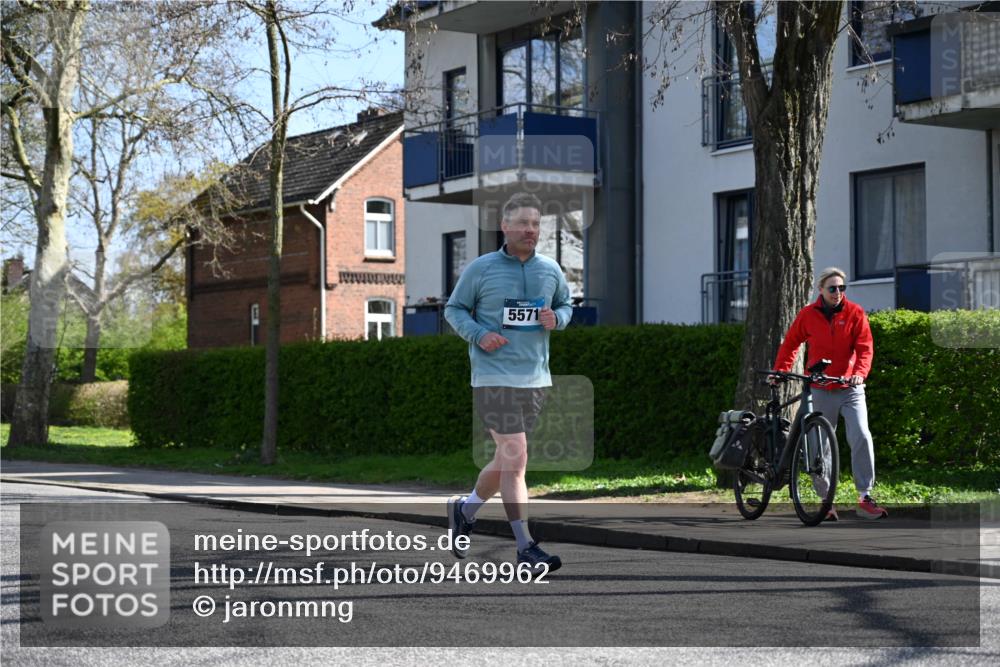 12.04.2026 - 45. Internationalen Wilhelmsburger Insellauf J. Mangold http://msf.ph/oto/9469962 12.04.2026 11:19:11 Ziel 2960, 2471, 2226, 5571, 5035, 5035, 4520, 3124, 3123, 2581, 2788, 4614 meine-sportfotos.de