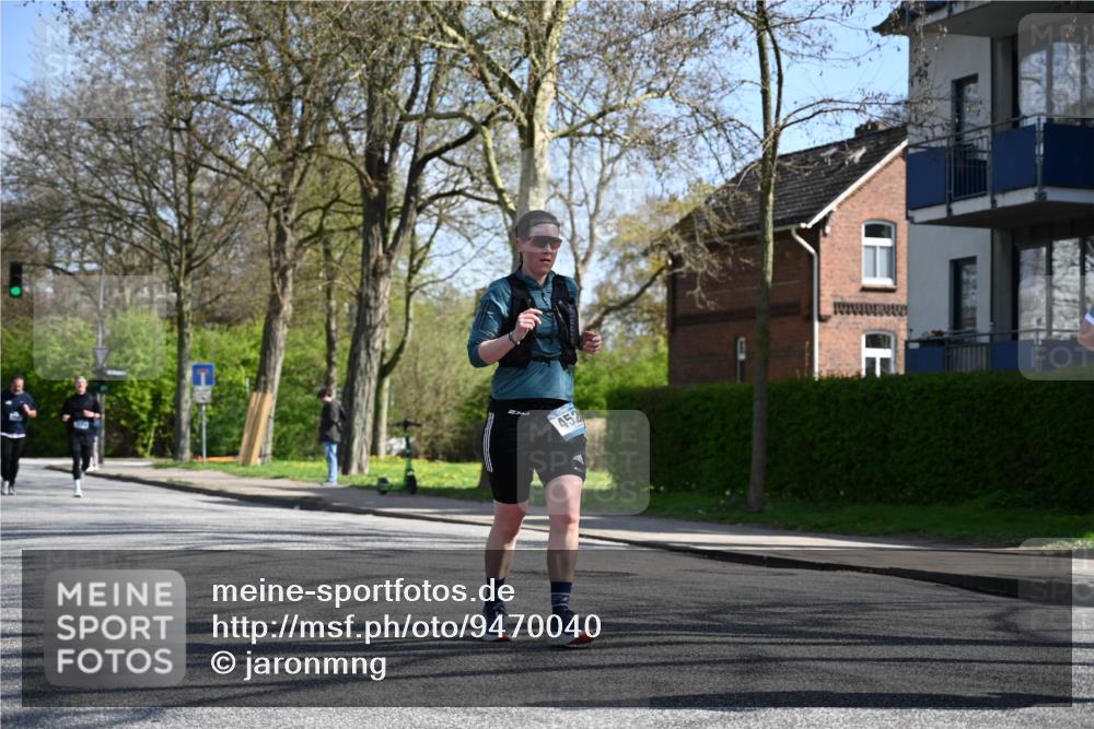 12.04.2026 - 45. Internationalen Wilhelmsburger Insellauf J. Mangold http://msf.ph/oto/9470040 12.04.2026 11:19:16 Ziel 2471, 2226, 5571, 5035, 4520, 3124, 3123, 3124, 3123, 2581, 2788, 4614, 2318 meine-sportfotos.de