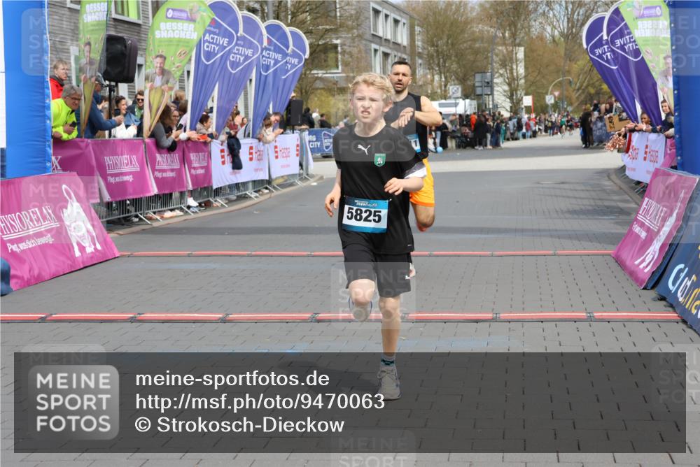 12.04.2026 - 45. Internationalen Wilhelmsburger Insellauf Strokosch-Dieckow http://msf.ph/oto/9470063 12.04.2026 12:51:19 Ziel 5530, 5825, 5411 meine-sportfotos.de