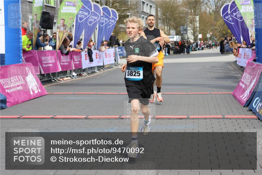 12.04.2026 - 45. Internationalen Wilhelmsburger Insellauf Strokosch-Dieckow http://msf.ph/oto/9470092 12.04.2026 12:51:19 Ziel 5530, 5825, 5411 meine-sportfotos.de