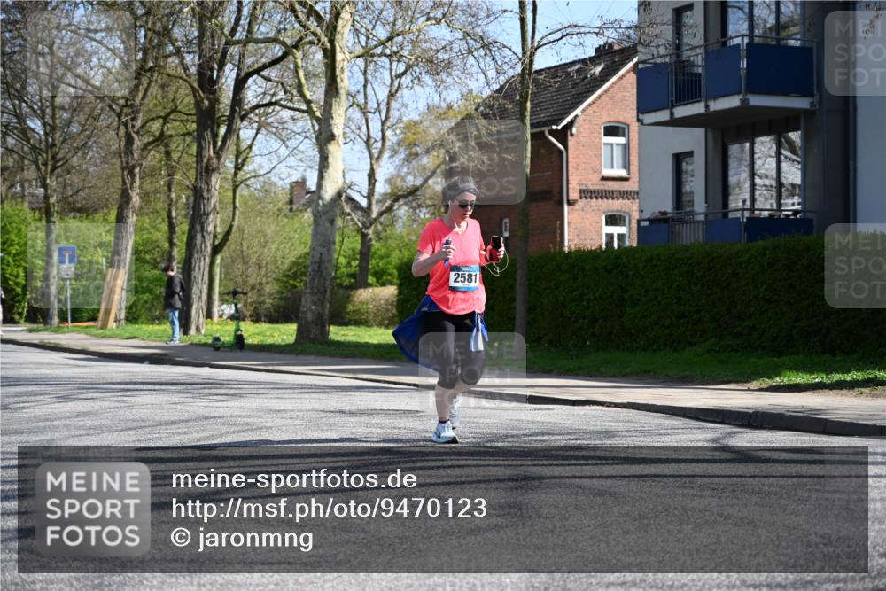 12.04.2026 - 45. Internationalen Wilhelmsburger Insellauf J. Mangold http://msf.ph/oto/9470123 12.04.2026 11:19:32 Ziel 2226, 5571, 5035, 4520, 3124, 3123, 2581, 2788, 4614, 2318, 4058, 4058, 3707, 4446, 4165 meine-sportfotos.de