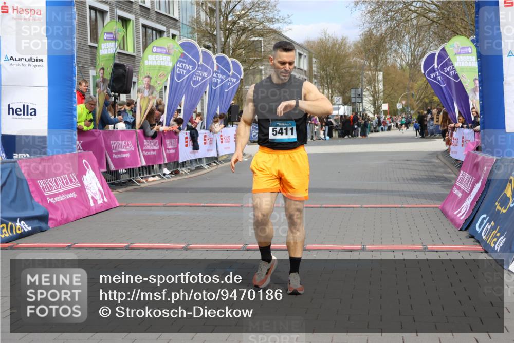 12.04.2026 - 45. Internationalen Wilhelmsburger Insellauf Strokosch-Dieckow http://msf.ph/oto/9470186 12.04.2026 12:51:21 Ziel 5825, 5411 meine-sportfotos.de