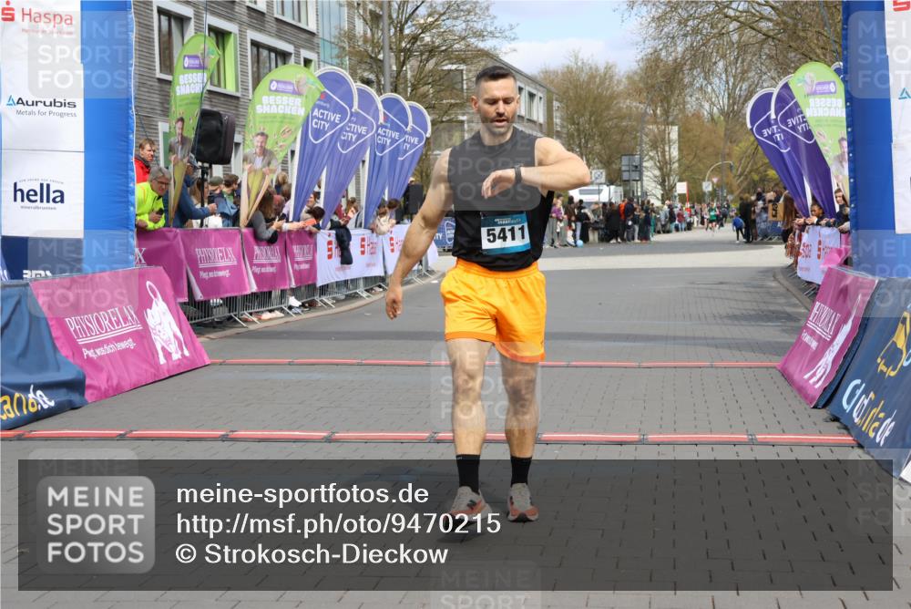 12.04.2026 - 45. Internationalen Wilhelmsburger Insellauf Strokosch-Dieckow http://msf.ph/oto/9470215 12.04.2026 12:51:21 Ziel 5825, 5411 meine-sportfotos.de