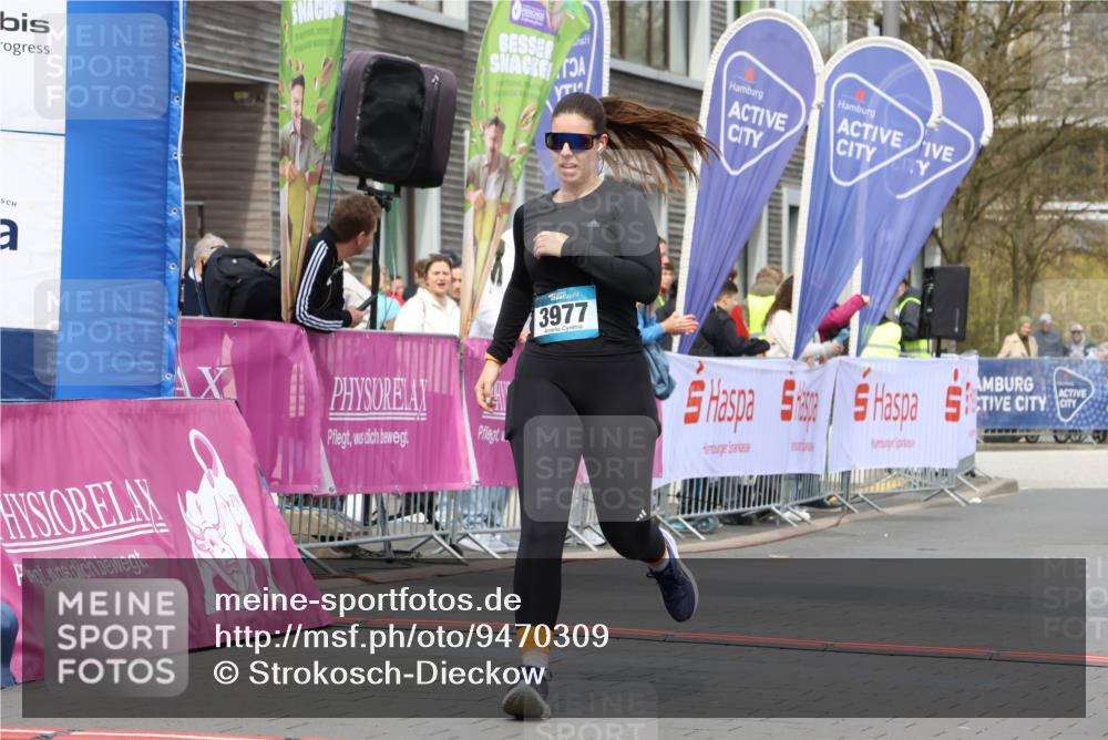12.04.2026 - 45. Internationalen Wilhelmsburger Insellauf Strokosch-Dieckow http://msf.ph/oto/9470309 12.04.2026 13:39:18 Ziel 3977 meine-sportfotos.de