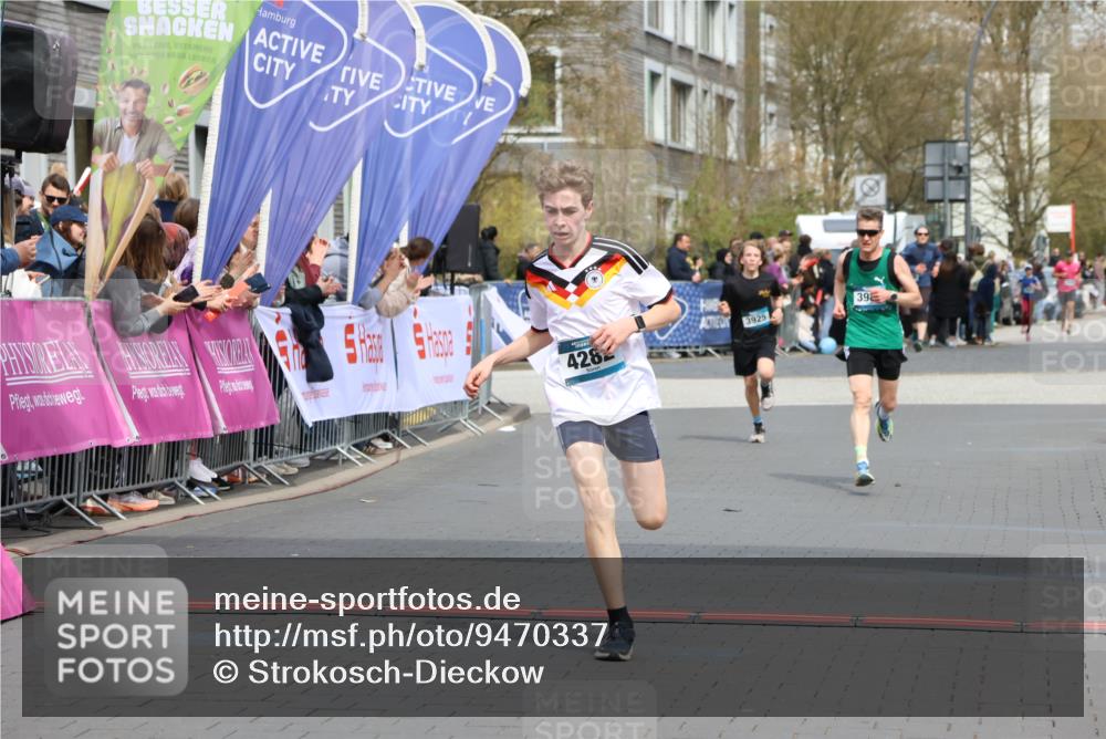 12.04.2026 - 45. Internationalen Wilhelmsburger Insellauf Strokosch-Dieckow http://msf.ph/oto/9470337 12.04.2026 12:51:37 Ziel 4282, 3982, 3925 meine-sportfotos.de